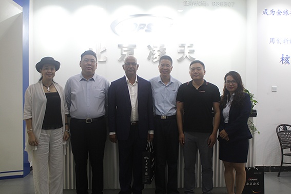 近日，尼日爾防務(wù)部門負責人蒞臨北京凌天，專題考察安檢、排爆、反恐等軍用警用技術(shù)裝備。